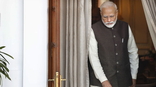 নিজের লোকসভা কেন্দ্রেই প্রধানমন্ত্রীর কনভয়ের দিকে কালো কাপড় (ফাইল ছবি, সৌজন্য এপি) নিজের লোকসভা কেন্দ্রেই প্রধানমন্ত্রীর কনভয়ের দিকে কালো কাপড় (ফাইল ছবি, সৌজন্য এপি)