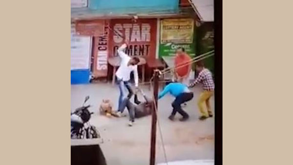 মারধরের ভাইরাল ভিডিয়ো থেকে নেওয়া স্থিরচিত্র মারধরের ভাইরাল ভিডিয়ো থেকে নেওয়া স্থিরচিত্র