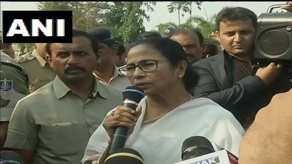 স্বরাষ্ট্রমন্ত্রী অমিত শাহের সঙ্গে বৈঠকের পরে সাংবাদিকদের মুখোমুখি মুখ্যমন্ত্রী মমতা বন্দ্যোপাধ্যায়। ছবি সৌজন্য এএনআই। স্বরাষ্ট্রমন্ত্রী অমিত শাহের সঙ্গে বৈঠকের পরে সাংবাদিকদের মুখোমুখি মুখ্যমন্ত্রী মমতা বন্দ্যোপাধ্যায়। ছবি সৌজন্য এএনআই।