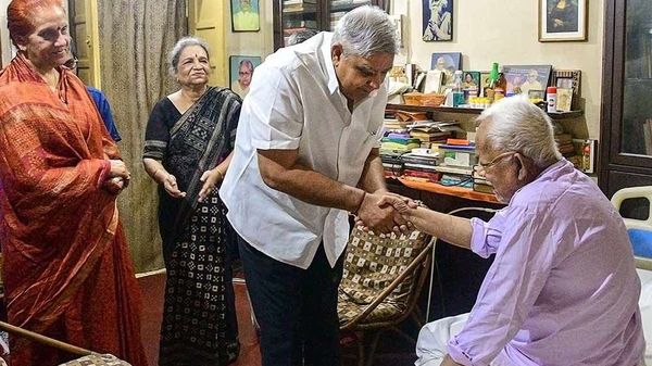 গত অগাস্টে বুদ্ধবাবুর বাসভবনে রাজ্যপাল জগদীপ ধনখড়। গত অগাস্টে বুদ্ধবাবুর বাসভবনে রাজ্যপাল জগদীপ ধনখড়।