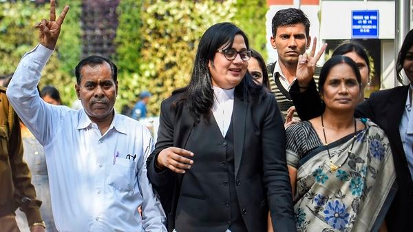 রায়ের পর নির্ভয়ার মা (ছবি সৌজন্য পিটিআই) রায়ের পর নির্ভয়ার মা (ছবি সৌজন্য পিটিআই)