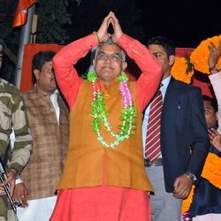 উনি এমন কী করেছেন যে 