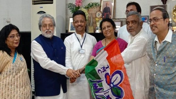 মেয়রের ঘরে তৃণমূলের দলবদল। মেয়রের ঘরে তৃণমূলের দলবদল।