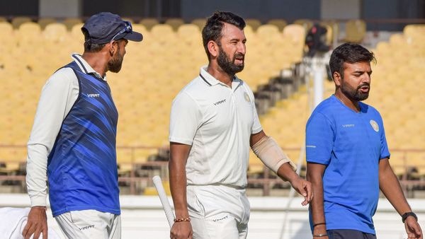 অসুস্থ বোধ করায় ফিরে আসছেন চেতেশ্বর পুজারা (PTI) অসুস্থ বোধ করায় ফিরে আসছেন চেতেশ্বর পুজারা (PTI)