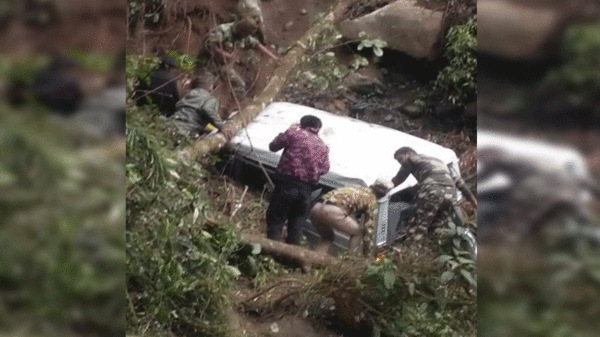 দুর্ঘটনার পর চলছে উদ্ধারকাজ দুর্ঘটনার পর চলছে উদ্ধারকাজ