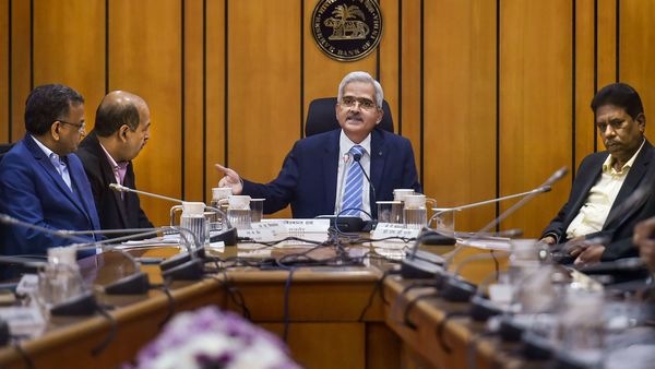 সাংবাদিক সম্মেলনে শক্তিকান্ত দাস (PTI) সাংবাদিক সম্মেলনে শক্তিকান্ত দাস (PTI)