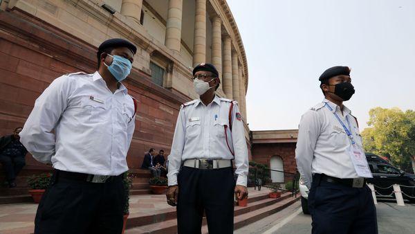 সংসদের সামনে পুলিশ (Bloomberg) সংসদের সামনে পুলিশ (Bloomberg)