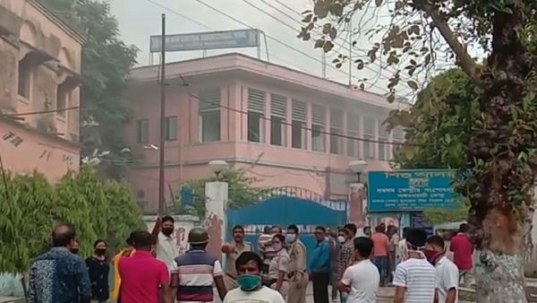সকালের সংঘর্ষ গড়াল বিকেলে, সংঘর্ষে বন্দিমৃত্যু ঘিরে নতুন করে উত্তেজনা ছড়াল দমদম কেন্দ্রীয় সংশোধনাগারে। সকালের সংঘর্ষ গড়াল বিকেলে, সংঘর্ষে বন্দিমৃত্যু ঘিরে নতুন করে উত্তেজনা ছড়াল দমদম কেন্দ্রীয় সংশোধনাগারে।
