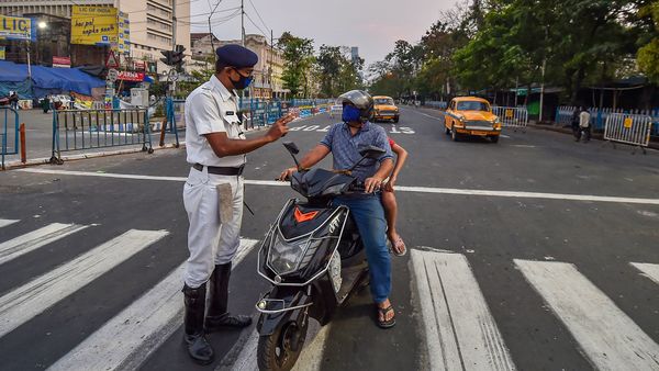 ধর্মতলায় স্কুটি চালকের কথা বলছেন এক পুলিশকর্মী (ছবি সৌজন্য পিটিআই) ধর্মতলায় স্কুটি চালকের কথা বলছেন এক পুলিশকর্মী (ছবি সৌজন্য পিটিআই)