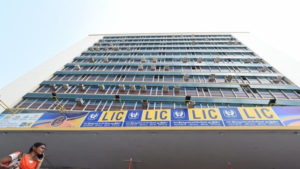 এলআইসি (ফাইল ছবি) (PTI) এলআইসি (ফাইল ছবি) (PTI)
