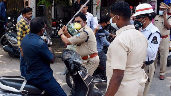 হায়দরাবাদে লকডাউন ভঙ্গকারীদের বিরুদ্ধে ব্যবস্থা হায়দরাবাদে লকডাউন ভঙ্গকারীদের বিরুদ্ধে ব্যবস্থা
