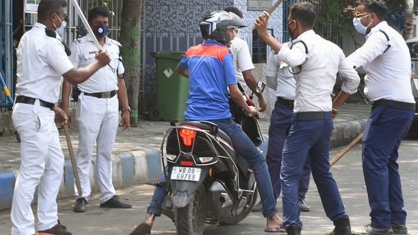 লকডাউন ভাঙায় লাঠিপেটা যুবককে (PTI) লকডাউন ভাঙায় লাঠিপেটা যুবককে (PTI)