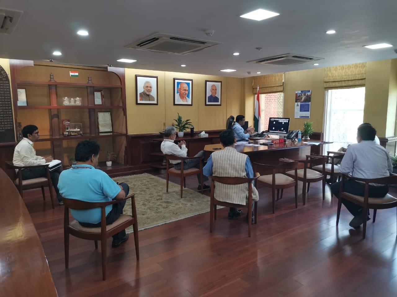 দূরত্ব বজায় রেখে বসলেন আমলারাও (ছবি সৌজন্য হিন্দুস্তান টাইমস)