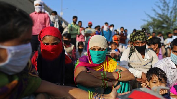 শনিবার দিল্লি-গাজিয়াবাদ সীমান্তে বাড়ি ফেরার অপেক্ষায় ভিনরাজ্যের শ্রমিকরা। ছবি: ব্লুমবার্গ। (Bloomberg) শনিবার দিল্লি-গাজিয়াবাদ সীমান্তে বাড়ি ফেরার অপেক্ষায় ভিনরাজ্যের শ্রমিকরা। ছবি: ব্লুমবার্গ। (Bloomberg)