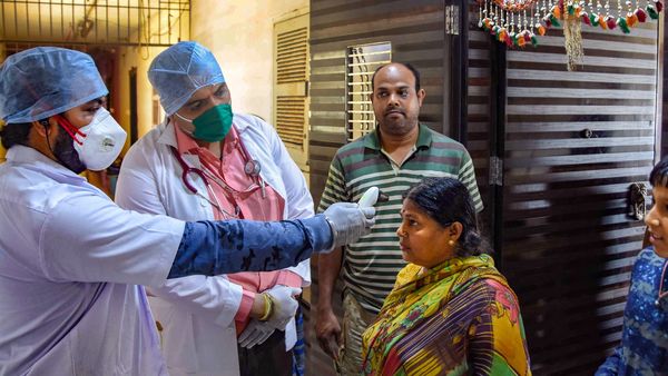 মহারাষ্ট্রে করোনা আক্রান্ত বেড়ে ২০৩ (ছবিটি প্রতীকী, সৌজন্য পিটিআই) মহারাষ্ট্রে করোনা আক্রান্ত বেড়ে ২০৩ (ছবিটি প্রতীকী, সৌজন্য পিটিআই)