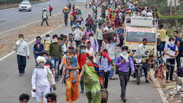 লকডাউন ঘোষণা করার পরে সুরাতের রাস্তায় ঘরে ফিরতে মরিয়া শ্রমিক ও তাঁদের পরিবার। শুক্রবার পিটিআই-এর তোলা ছবি। (PTI) লকডাউন ঘোষণা করার পরে সুরাতের রাস্তায় ঘরে ফিরতে মরিয়া শ্রমিক ও তাঁদের পরিবার। শুক্রবার পিটিআই-এর তোলা ছবি। (PTI)