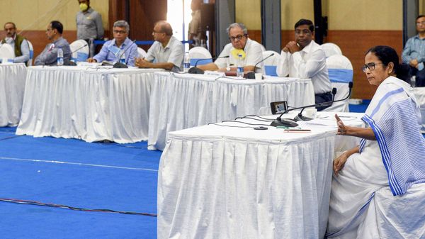 নবান্নে প্রশাসনিক বৈঠকে মুখ্যমন্ত্রী (ছবি সৌজন্য পিটিআই) নবান্নে প্রশাসনিক বৈঠকে মুখ্যমন্ত্রী (ছবি সৌজন্য পিটিআই)