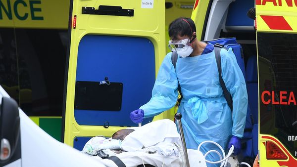 PPE পরে স্বাস্থ্যকর্মী (AFP) PPE পরে স্বাস্থ্যকর্মী (AFP)