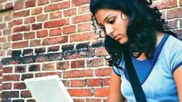 ঘরে বসে পড়াশোনার সুবিধা দিচ্ছে একাধিক বিশ্ববিদ্যালয়। ঘরে বসে পড়াশোনার সুবিধা দিচ্ছে একাধিক বিশ্ববিদ্যালয়।