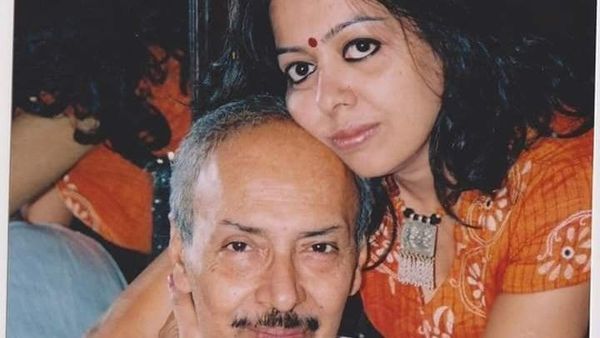 বাবা শীর্ষেন্দু মুখোপাধ্যায়ের সঙ্গে কন্যা দেবলীনা। ফেসবুক থেকে। বাবা শীর্ষেন্দু মুখোপাধ্যায়ের সঙ্গে কন্যা দেবলীনা। ফেসবুক থেকে।