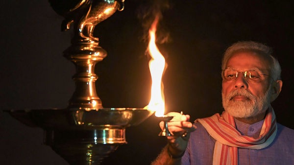 রবিবার রাতে প্রধানমন্ত্রীর বাসভবনে প্রদীপ জ্বালাচ্ছেন নরেন্দ্র মোদী। (PTI) রবিবার রাতে প্রধানমন্ত্রীর বাসভবনে প্রদীপ জ্বালাচ্ছেন নরেন্দ্র মোদী। (PTI)