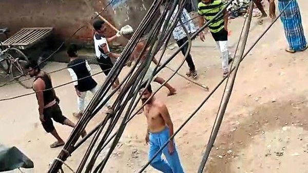 রবিবার লকডাউনের মাঝে টহলদারি পুলিশবাহিনীকে ঢিল ছুড়ে আক্রমণ করে কয়েক জন মুসলিম যুবক। ঘটনায় গ্রেফতার হয়েছেন ২৫ জন। ছবি: পিটিআই রবিবার লকডাউনের মাঝে টহলদারি পুলিশবাহিনীকে ঢিল ছুড়ে আক্রমণ করে কয়েক জন মুসলিম যুবক। ঘটনায় গ্রেফতার হয়েছেন ২৫ জন। ছবি: পিটিআই