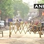 ভারাভিতে সংক্রমণ রুখতে ব্যারিকেড বসিয়ে সম্পূর্ণ শাটডাউন কার্যকর করল পুলিশ। ছবি এএনআই-এর।