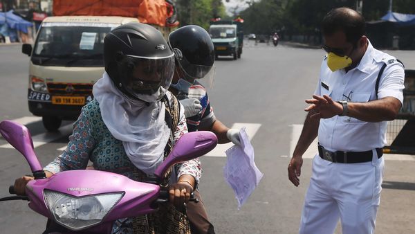 সোমবার কলকাতার রাস্তায় চলছে পুলিশি নজরদারি (AFP) সোমবার কলকাতার রাস্তায় চলছে পুলিশি নজরদারি (AFP)