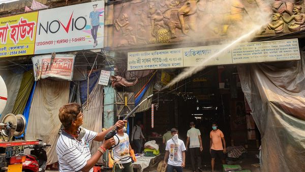 কলকাতা পুরসভার উদ্যোগে হাতিবাগান বাজারে কীটনাশক ছড়িয়ে স্যানিটাইজ করার কাজ চলছে। বুধবার পিটিআই-এর তোলা ছবি। (PTI) কলকাতা পুরসভার উদ্যোগে হাতিবাগান বাজারে কীটনাশক ছড়িয়ে স্যানিটাইজ করার কাজ চলছে। বুধবার পিটিআই-এর তোলা ছবি। (PTI)