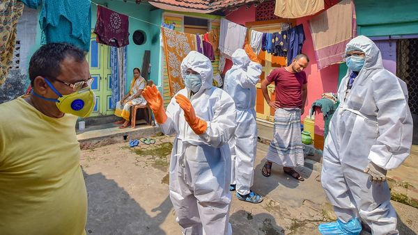 রাজ্যে করোনায় আক্রান্ত আরও ২৪, মৃত বেড়ে ১০ (ছবিটি প্রতীকী, সৌজন্য পিটিআই) রাজ্যে করোনায় আক্রান্ত আরও ২৪, মৃত বেড়ে ১০ (ছবিটি প্রতীকী, সৌজন্য পিটিআই)