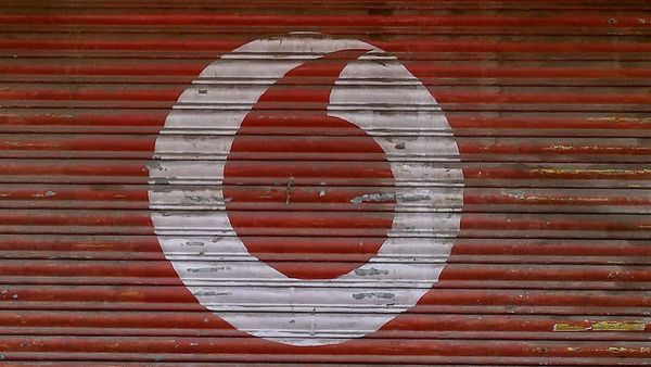 বন্ধ দোকান (AFP) বন্ধ দোকান (AFP)