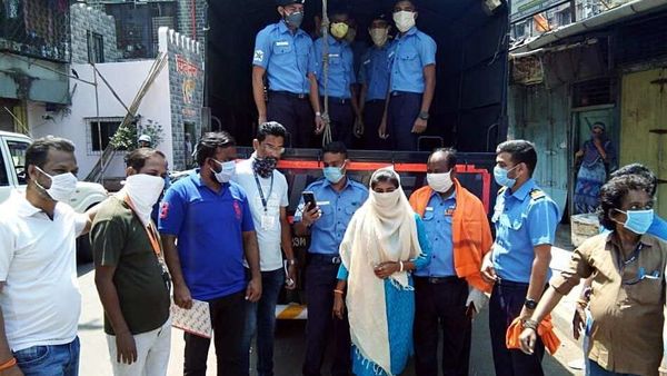 ত্রাণ বিলি করছে ভারতীয় নৌসেনা ত্রাণ বিলি করছে ভারতীয় নৌসেনা