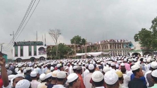 লকডাউন অগ্রাহ্য করে সামাজিক দূরত্বের তোয়াক্কা না করে কয়েক লাখ মানুষ জানাজায় অংশগ্রহণ করেন। লকডাউন অগ্রাহ্য করে সামাজিক দূরত্বের তোয়াক্কা না করে কয়েক লাখ মানুষ জানাজায় অংশগ্রহণ করেন।