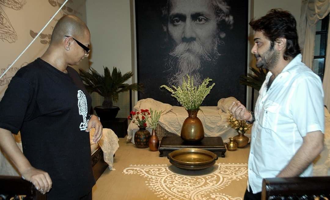 গানের ওপারের সেটে ঋতুপর্ণ ও প্রসেনজিত (ছবি-টুইটার) গানের ওপারের সেটে ঋতুপর্ণ ও প্রসেনজিত (ছবি-টুইটার)