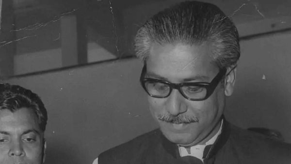 ১৯৭৫ সালে বাংলাদেশের প্রতিষ্ঠাতা বঙ্গবন্ধু শেখ মুজিবুর রহমানকে সপরিবারে হত্যা করে সেনাবাহিনীর একদল বিক্ষুদ্ধ অফিসার। ১৯৭৫ সালে বাংলাদেশের প্রতিষ্ঠাতা বঙ্গবন্ধু শেখ মুজিবুর রহমানকে সপরিবারে হত্যা করে সেনাবাহিনীর একদল বিক্ষুদ্ধ অফিসার।