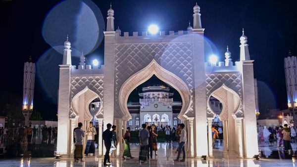 ইন্দোনেশিয়ার মসজিদে পবিত্র রমজান মাস শুরুর প্রার্থনা (ছবি সৌজন্য এএফপি) ইন্দোনেশিয়ার মসজিদে পবিত্র রমজান মাস শুরুর প্রার্থনা (ছবি সৌজন্য এএফপি)