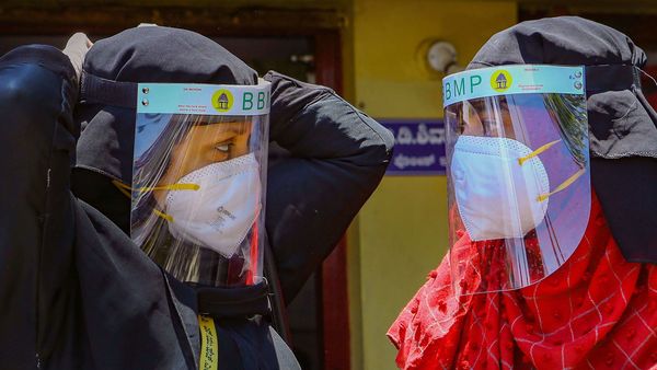 বেঙ্গালুরুতে সুরক্ষাকবচ ঠিক করছেন স্বাস্থ্যকর্মীরা (ছবি সৌজন্য পিটিআই) বেঙ্গালুরুতে সুরক্ষাকবচ ঠিক করছেন স্বাস্থ্যকর্মীরা (ছবি সৌজন্য পিটিআই)