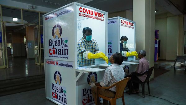কেরালায় স্বাস্থ্যপরীক্ষা চলছে (AFP) কেরালায় স্বাস্থ্যপরীক্ষা চলছে (AFP)