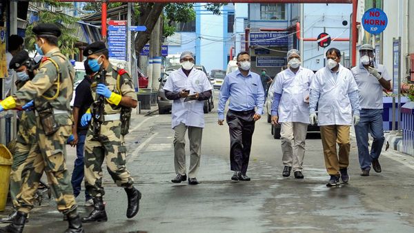 এম আর বাঙ্গুর হাসপাতালে কেন্দ্রীয় দল (ফাইল ছবি, সৌজন্য পিটিআই) এম আর বাঙ্গুর হাসপাতালে কেন্দ্রীয় দল (ফাইল ছবি, সৌজন্য পিটিআই)