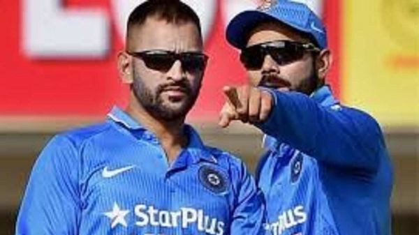 জাতীয় দলের জার্সিতে মহেন্দ্র সিং ধোনি ও বিরাট কোহলি। ছবি- পিটিআই। জাতীয় দলের জার্সিতে মহেন্দ্র সিং ধোনি ও বিরাট কোহলি। ছবি- পিটিআই।