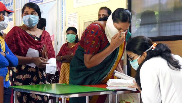 এর্নাকুলাম হাসপাতালে চিকিৎসকের সঙ্গে শলা-পরামর্শ রোগীদের (ছবি সৌজন্য এএনআই) এর্নাকুলাম হাসপাতালে চিকিৎসকের সঙ্গে শলা-পরামর্শ রোগীদের (ছবি সৌজন্য এএনআই)