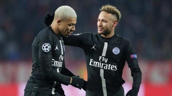 PSG-র জার্সিতে নেইমার ও এমবাপে। ছবি- রয়টার্স। PSG-র জার্সিতে নেইমার ও এমবাপে। ছবি- রয়টার্স।
