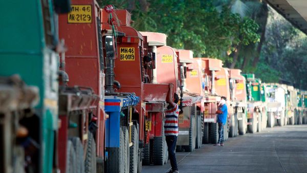 ফিটনেস সার্টিফিকেট না থাকলে ১০,০০০ টাকা, পারমিট লঙ্ঘনের জন্য ১০,০০০ টাকা, বিমা না থাকলে ৪,০০০ টাকা জরিমানা হতে পারে। (ছবি সৌজন্য এএনআই) (ANI)