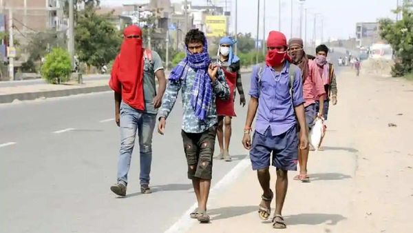 ২৭ দিন টানা হেঁটে মহারাষ্ট্র থেকে ১৮০০ কিমি পাড়ি দিয়ে দ্বারভাঙা পৌঁছলেনপরিযায়ী শ্রমিক। ২৭ দিন টানা হেঁটে মহারাষ্ট্র থেকে ১৮০০ কিমি পাড়ি দিয়ে দ্বারভাঙা পৌঁছলেনপরিযায়ী শ্রমিক।