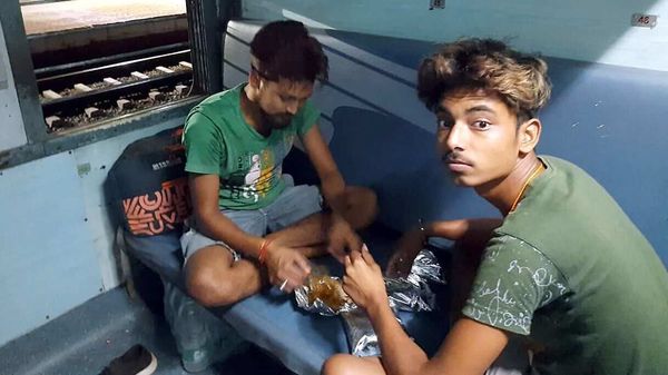 রেলের বিশেষ ট্রেনে বাড়ি আসছেন যাত্রীরা রেলের বিশেষ ট্রেনে বাড়ি আসছেন যাত্রীরা