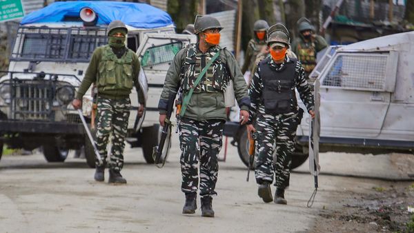 কাশ্মীরের হান্দওয়ারায় জঙ্গিদের গুলির লড়াই নিরাপত্তাবাহিনীর (ছবিটি প্রতীকী, সৌজন্য পিটিআই) কাশ্মীরের হান্দওয়ারায় জঙ্গিদের গুলির লড়াই নিরাপত্তাবাহিনীর (ছবিটি প্রতীকী, সৌজন্য পিটিআই)