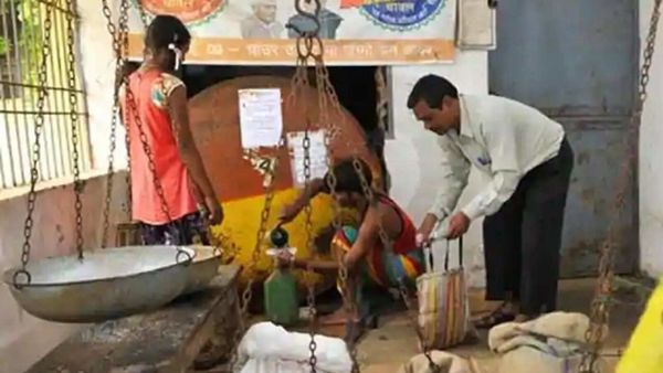 দোকান থেকে পণ্য দেওয়ার সময় ওজনে কারচুপির অভিযোগ। দোকান থেকে পণ্য দেওয়ার সময় ওজনে কারচুপির অভিযোগ।