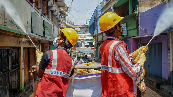 বেলডাঙার একটি আবাসনে জীবাণুনাশক ছড়াচ্ছেন পুরকর্মীরা (ছবি সৌজন্য পিটিআই) বেলডাঙার একটি আবাসনে জীবাণুনাশক ছড়াচ্ছেন পুরকর্মীরা (ছবি সৌজন্য পিটিআই)