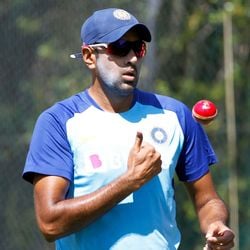 ক্রিকেট বন্ধ, তাই বাড়িতে মালির ভূমিকায় রবিচন্দ্রন অশ্বিন! ক্রিকেট বন্ধ, তাই বাড়িতে মালির ভূমিকায় রবিচন্দ্রন অশ্বিন!