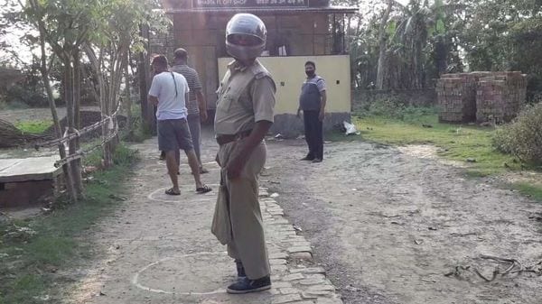 উর্দি পরে মদের দোকানের সামনে দাঁড়িয়ে পুলিশকর্মী (ছবি সৌজন্য হিন্দুস্তান টাইমস) উর্দি পরে মদের দোকানের সামনে দাঁড়িয়ে পুলিশকর্মী (ছবি সৌজন্য হিন্দুস্তান টাইমস)